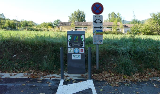 Borne de recharge pour véhicules électriques